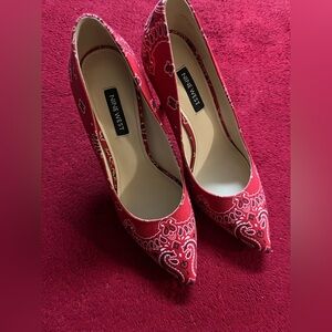 Nine West Women’s Red and Black Bandana Print 4in Heels Sz 7